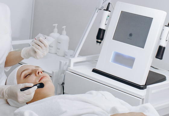 3 en 1 Peeling à jet d'oxygène Infusion Lift de visage Resserrement de la beauté Soins de la peau CO2 Bulle d'oxygénation Exfolier machine de peau à oxygène