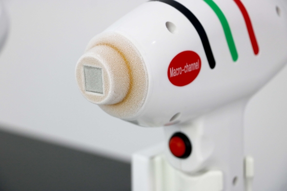 Nd Yag Laser Picosecond Machine d'élimination des tatouages 1064Nm 755Nm 532Nm 808 Technologie à diode Dépilation du visage