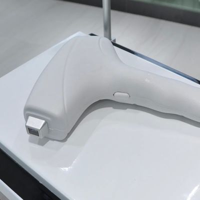 Machine d'épilation laser à diode de 808 nm avec 450W-600W de puissance et 10 millions de coups pour l'épilation permanente