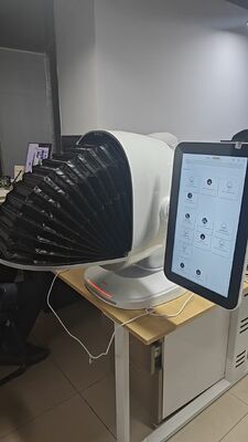 Analyse de la peau Scanner complet du visage avec 36 millions d'éléments d'image Détecteur d'humidité de taches Scanner facial UV Diagnostique de la peau Adapté à toutes les teintes de peau